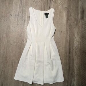 White sleeveless dress with zipper back and pleated skirt. Size: S
